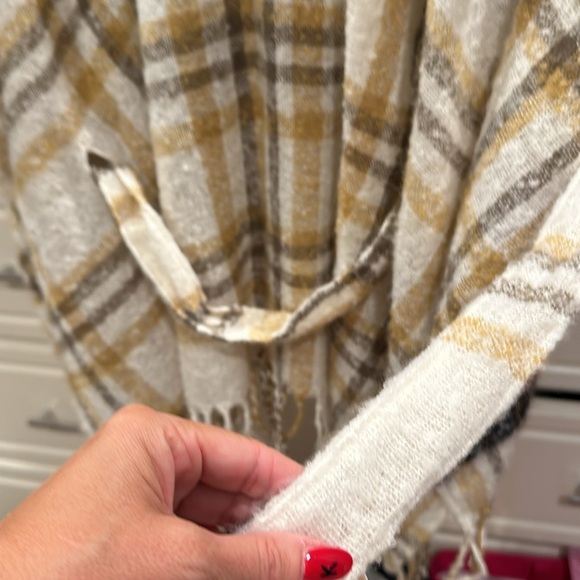 Plaid faux fur cape nwt - Picture 3 of 4